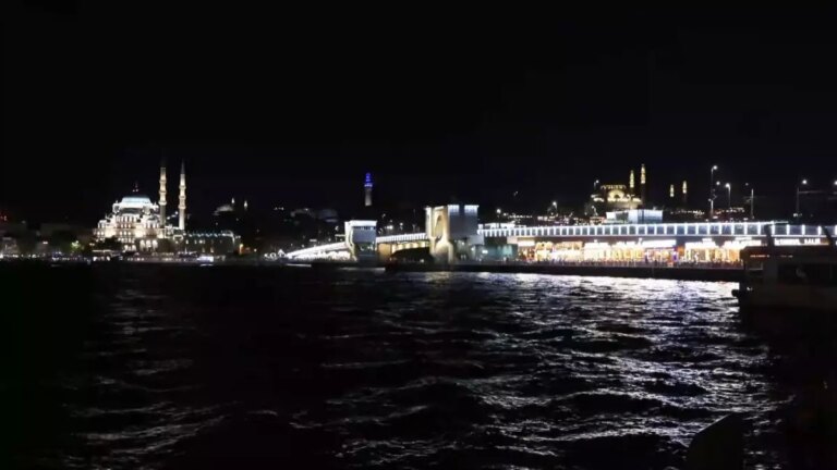 yapay-isiklar-deniz-ekosistemini-tehdit-ediyor-rVL9Fw6w.jpg