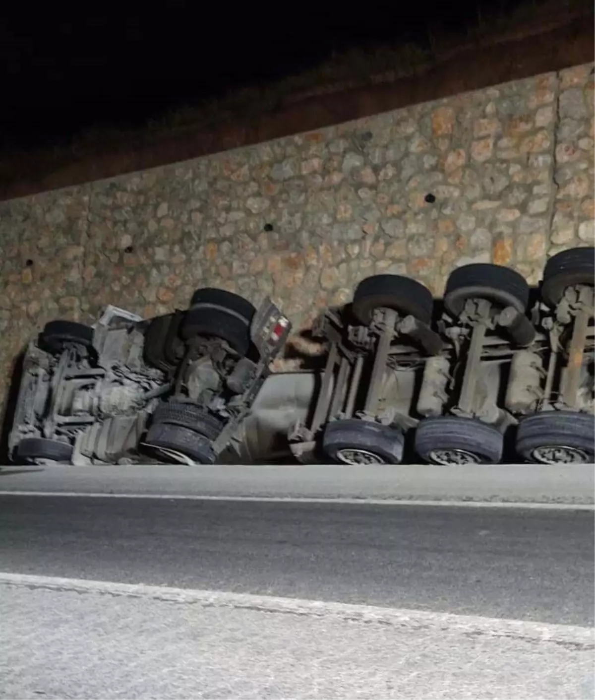 emette asit yuklu tanker devrildi eUP9a8M2