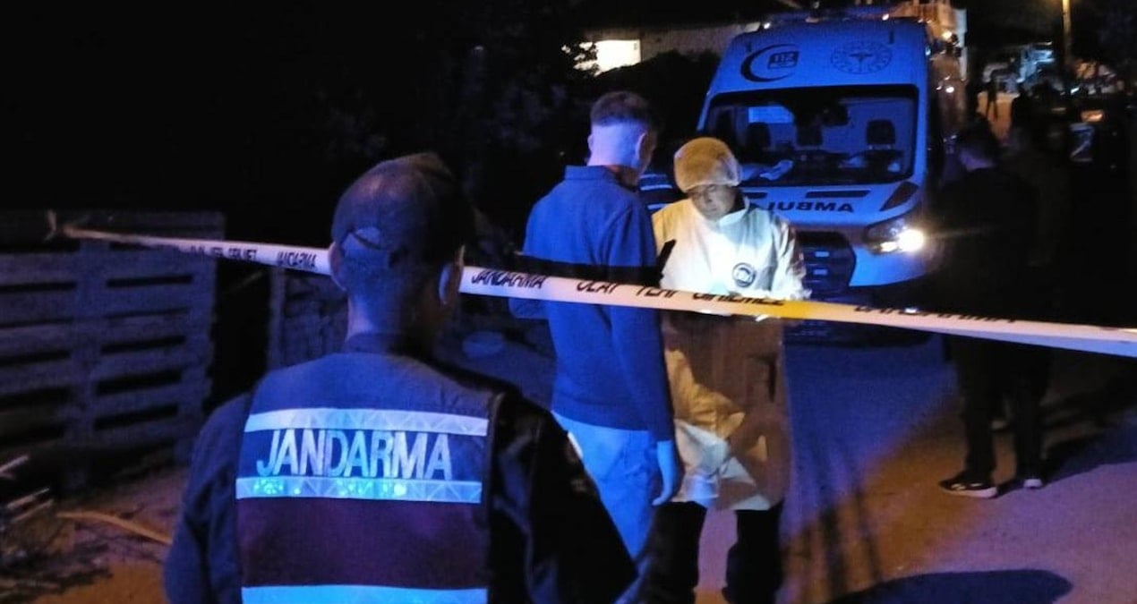 koyde vahset anne ve babasini oldurdu kuzenlerini yaraladi KMNXlAYk