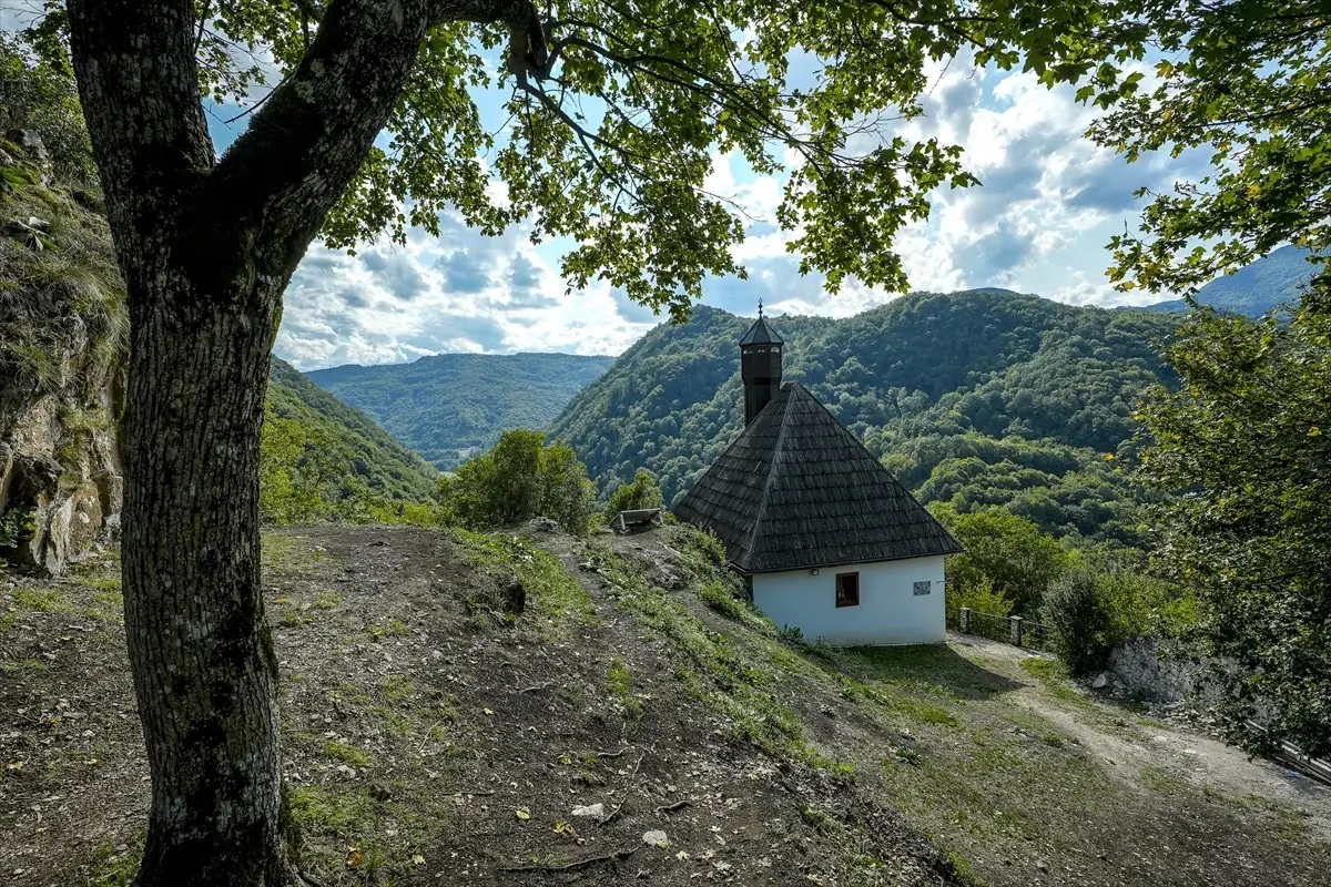 kuslat camisi bes asirlik tarih 3wJkd9sA