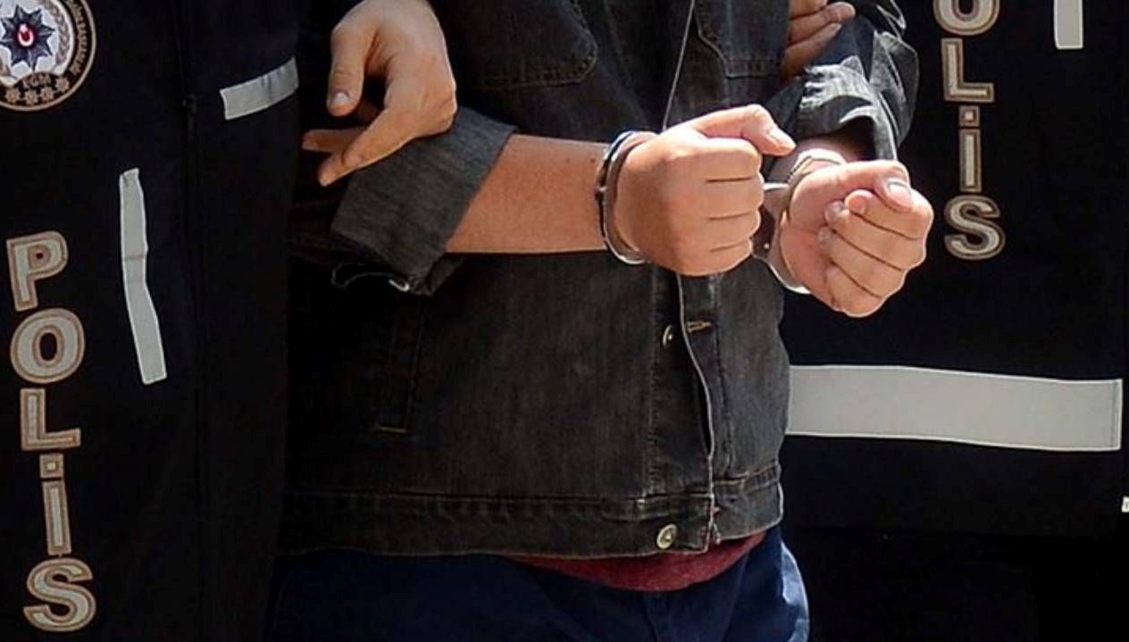 elindeki posetten silahlar cikti tutuklandi 3Mzz9YxP.jpg