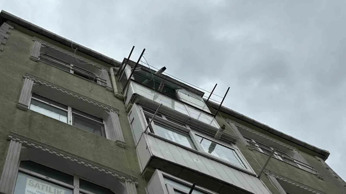 fatihte pencereden dusen kadin hayatini kaybetti 7C9Q5CIT
