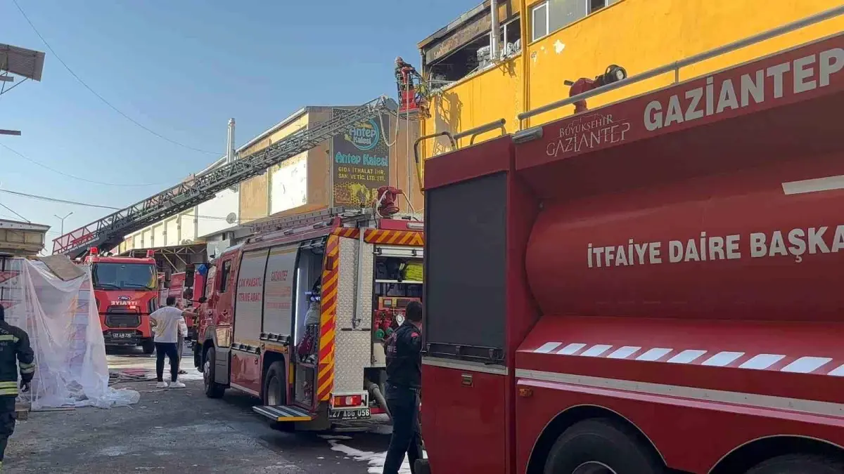 gaziantepte gida deposunda yangin yqQ7Oe2O