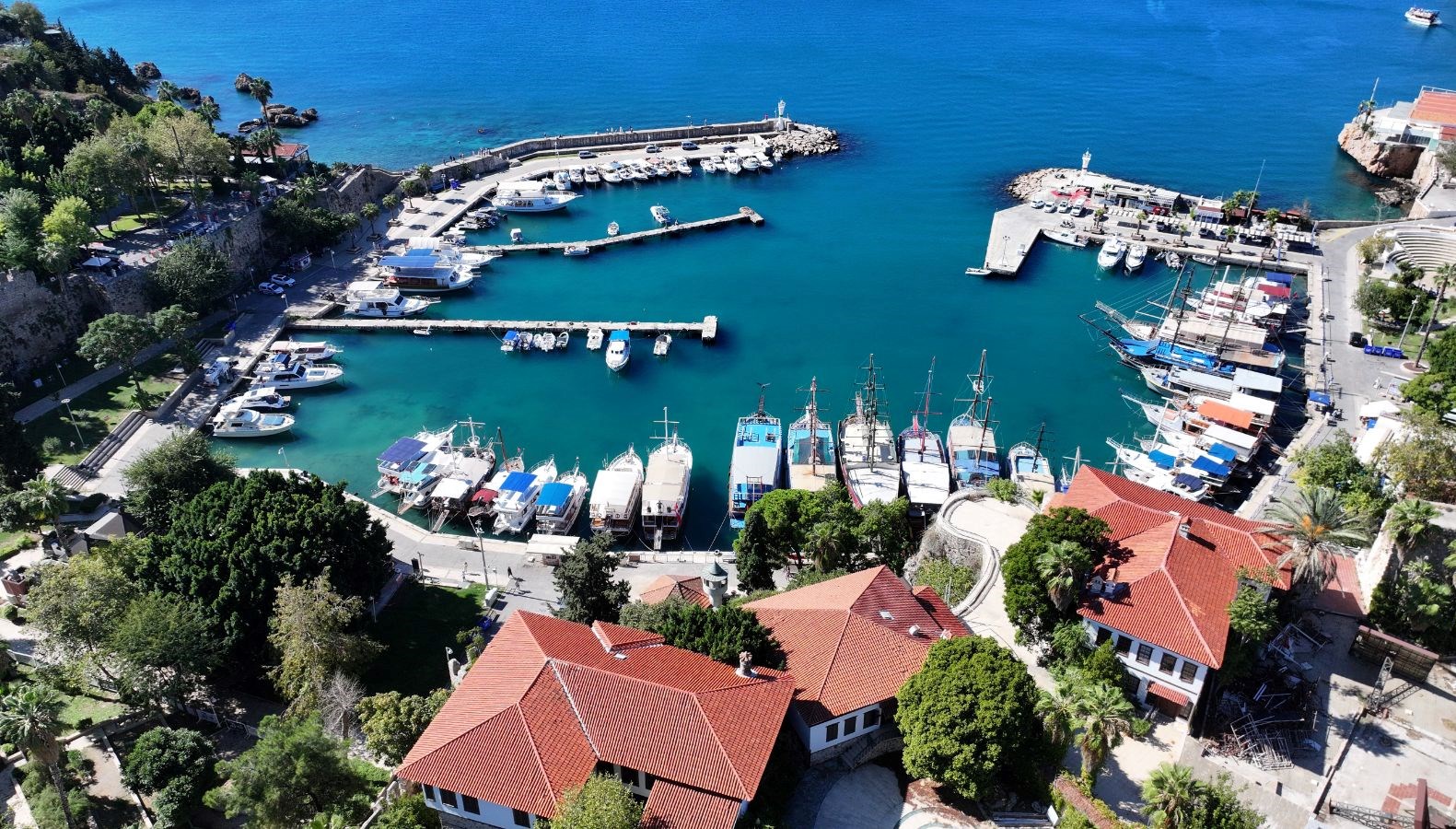 hava sicakligi 28 derece olculen antalyada sahillerde hareketlilik yasandi xJxYrqC1