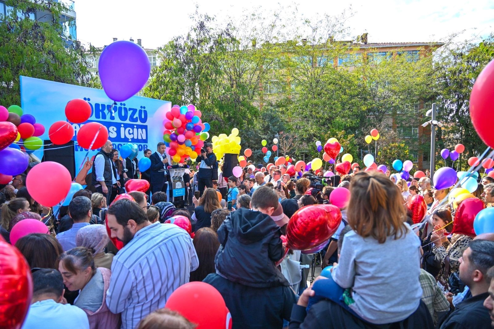 losemiyi 2nci kez yenen atlas icin balonlar gokyuzune birakildi JrYWXNMA