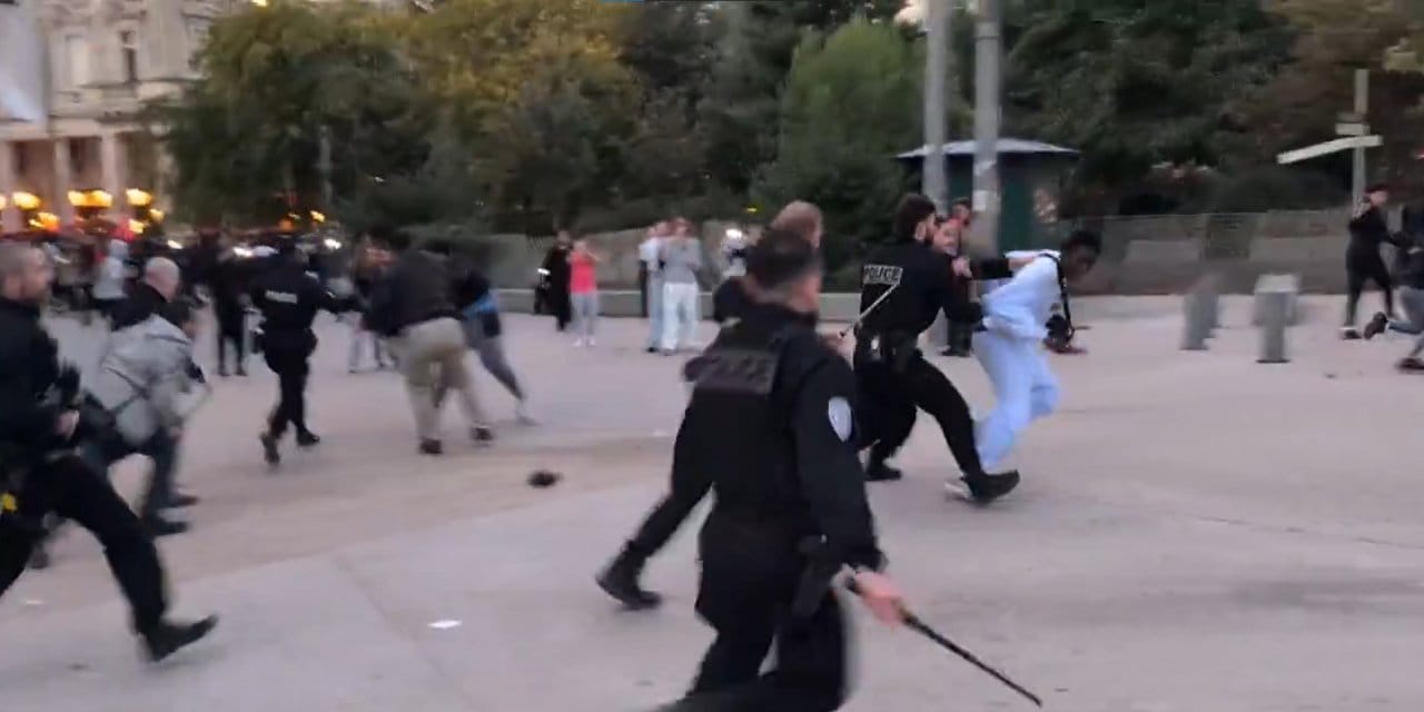 paristeki konserde izdiham arbede yasandi HhiBwQHA.jpg