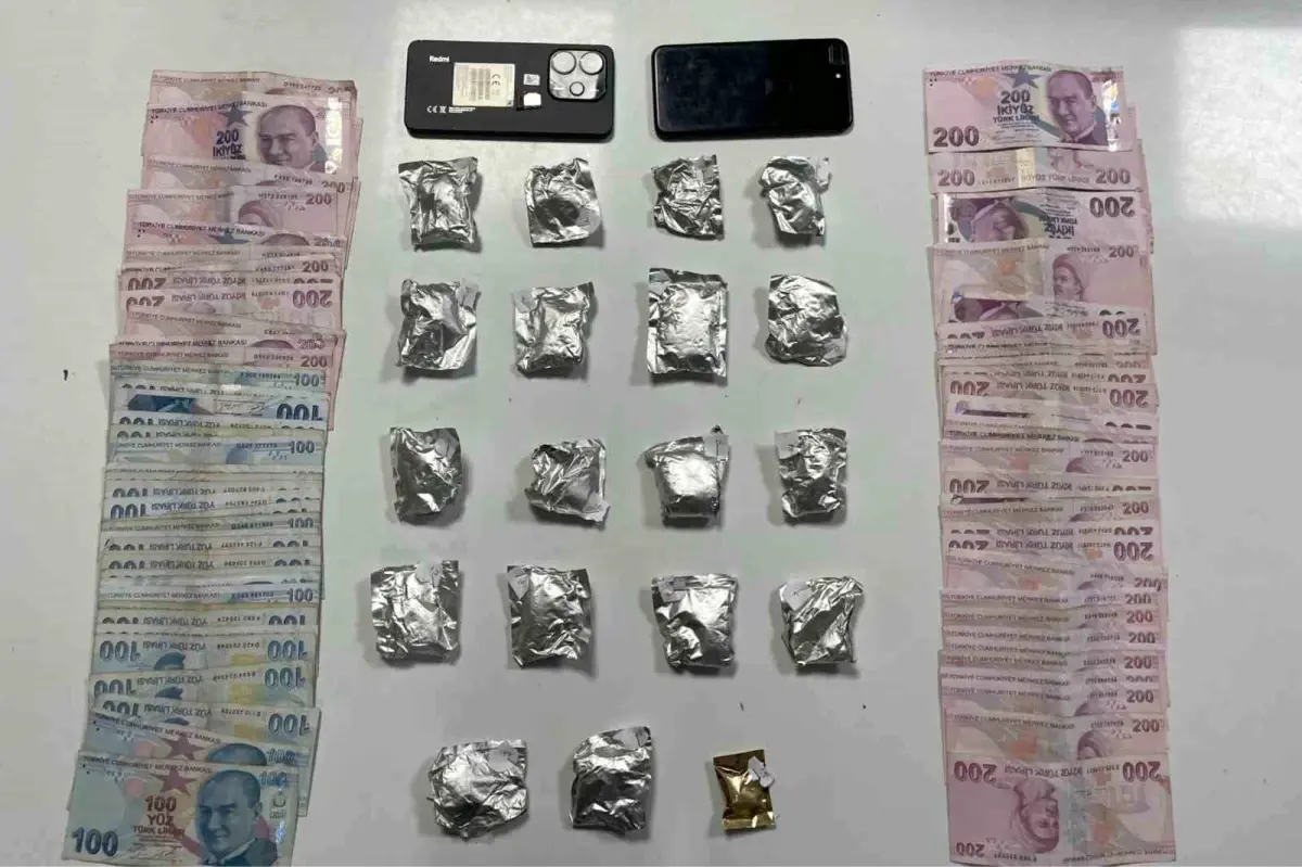 sislide polis uygulamasinda uyusturucu ve para ele gecirildi YSPQqQch.jpg