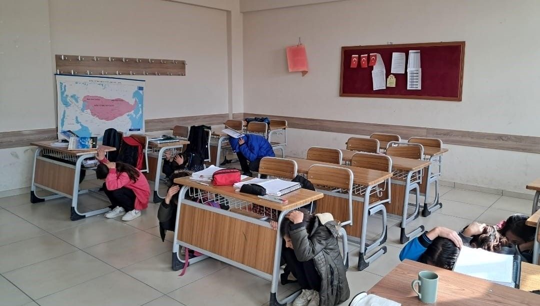 vanda tum okullarda es zamanli tatbikat krdPfNpw.jpg