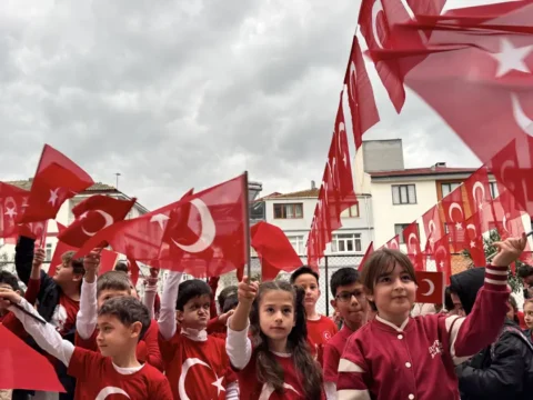 Yarıyıl sonrası ilk ders zili çaldı. İlk ders: Bayrak sevgisi