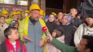 23-nisanda-madenci-cocuklari-direnis-alaninda-baba-ogul-birlikte-agladi-bWxnDTFK