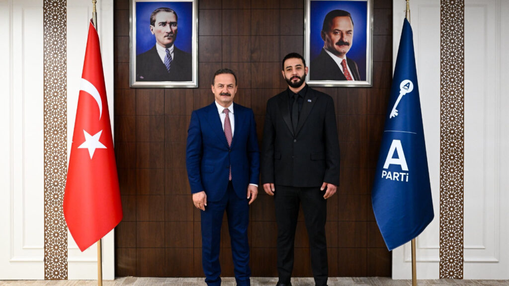 agiralioglu-rozetleri-takti-anahtar-partiye-iki-yeni-isim-katildi-BZqVpwqI