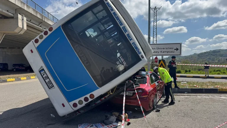 bartinda-ogrencileri-tasiyan-halk-otobusu-otomobilin-uzerine-devrildi-cok-sayida-yarali-var-zVi6mOFs