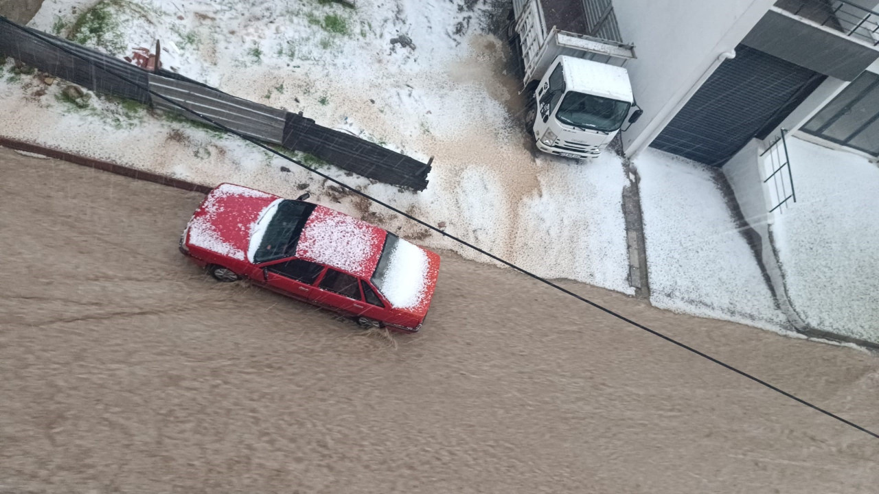 Elazığ’da Dolu Yağışı: Şehir Beyaza Büründü