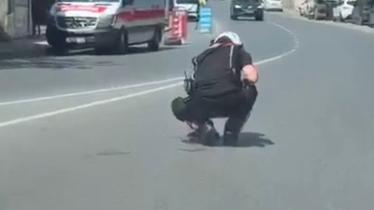 izmirde-trafik-bir-anda-durdu-herkes-ne-oldugunu-merak-etti-polislerin-o-hareketi-alkis-jcL8NVjl