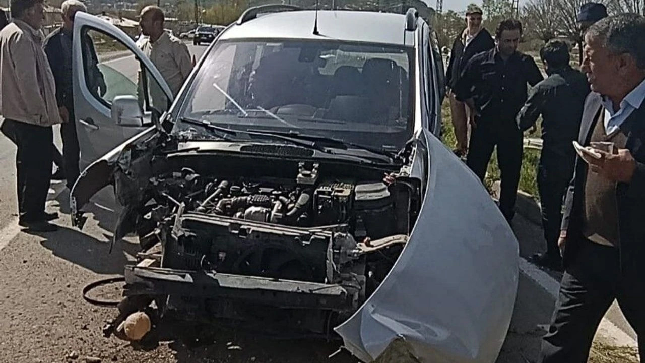 van-gevasta-korkutan-kaza-kamyonet-aydinlatma-diregine-carpti-4-yarali-9vxlFUGX-1