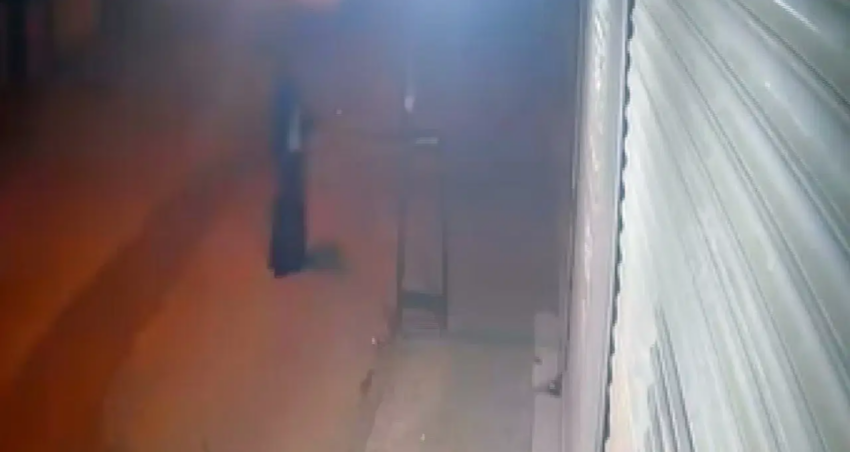 Kimligini gizlemek icin kara carsaf giyip kursun yagdirdi JwaH7OsD
