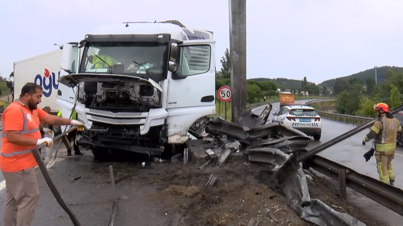 Pendik tem otoyolunda kaza tir bariyerlere carpti ykyHrmkD