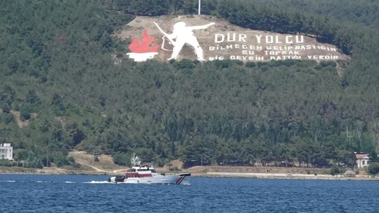 Rusyaya giden gemi karaya oturdu canakkale bogazinda gemi trafigi durduruldu bWZMaxKb